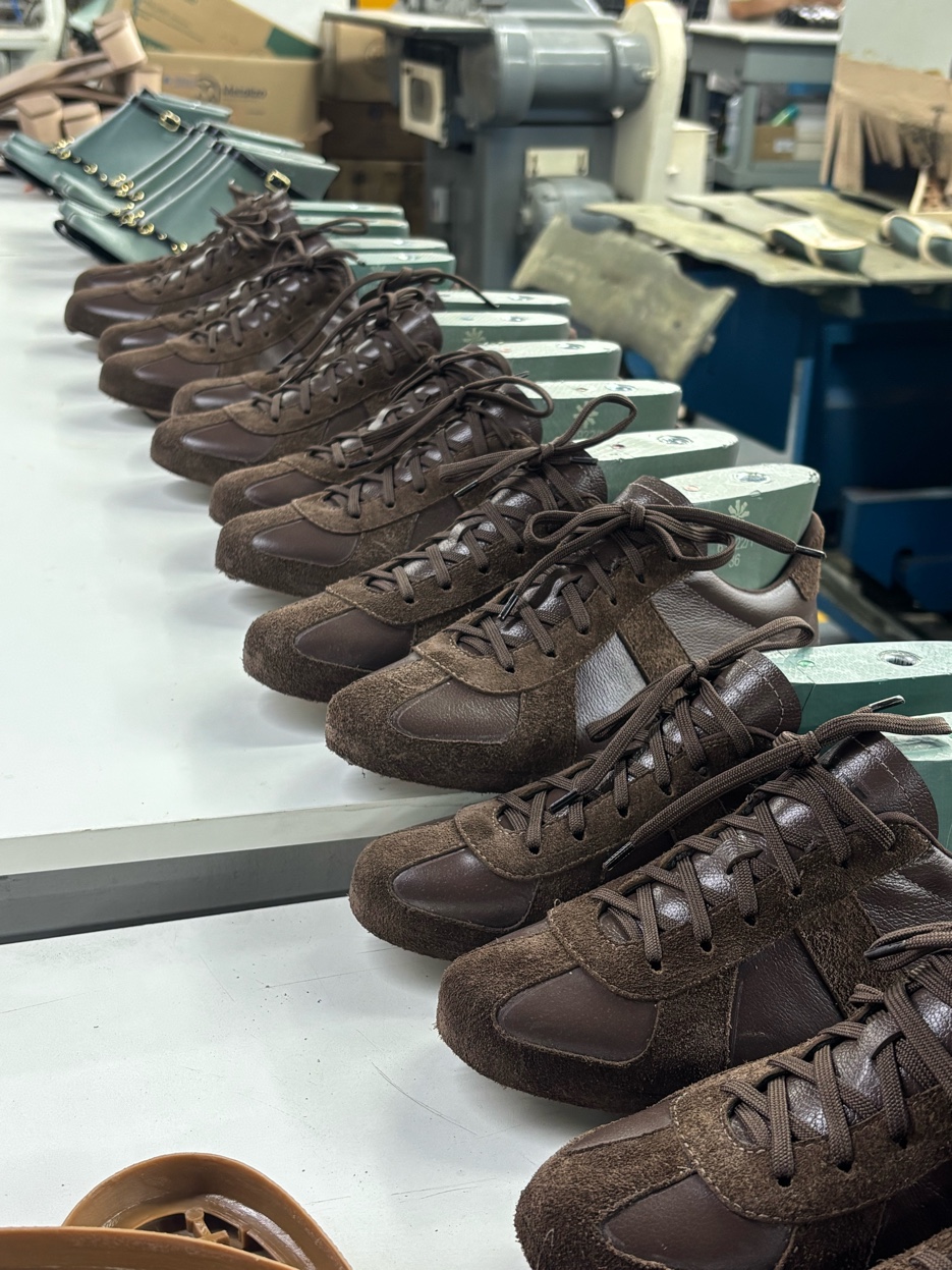 Sandálias nos moldes de produção