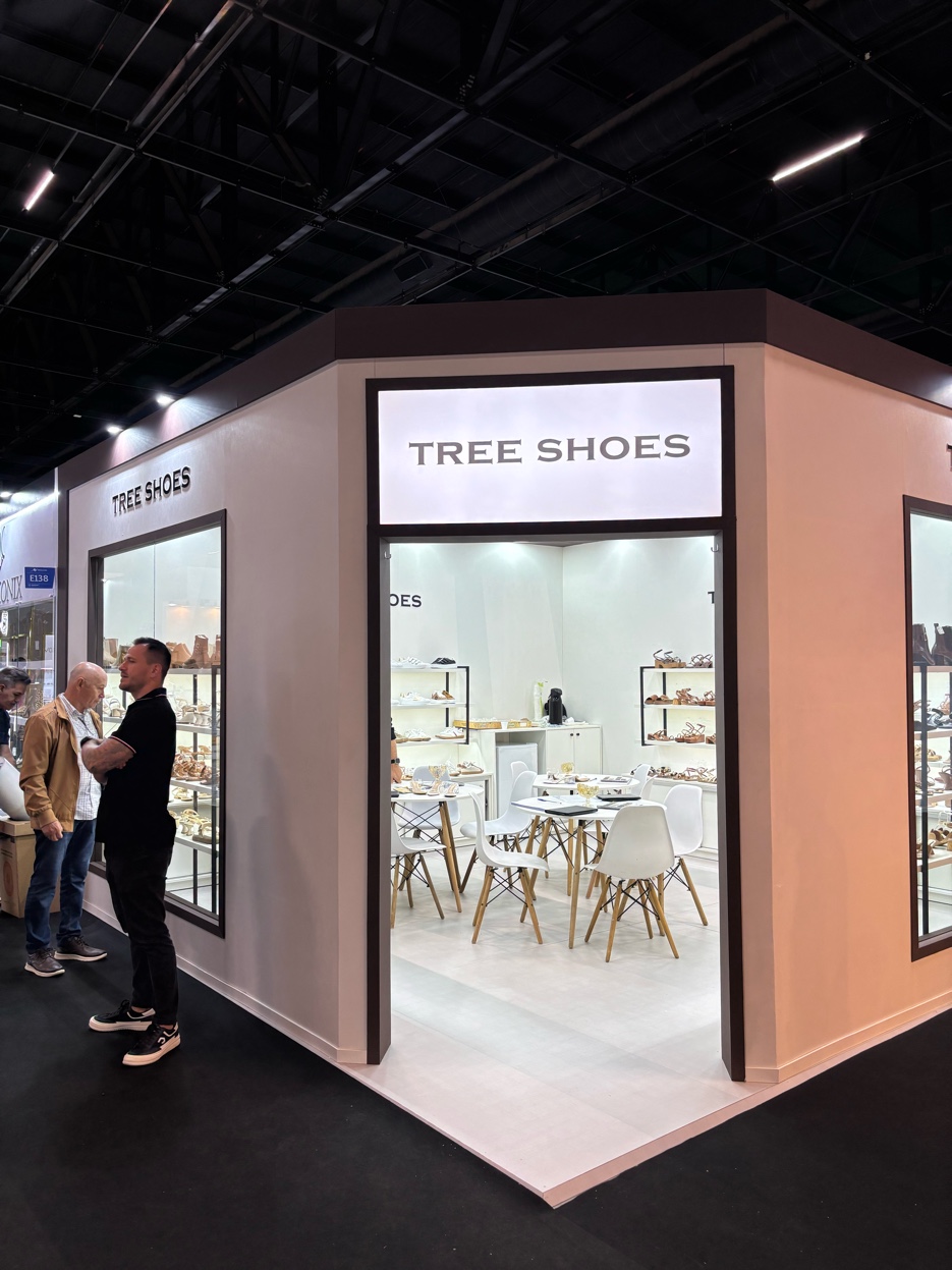 Tênis na linha de produção